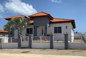 Beautiful house in Noord Aruba with a pool - 5 min ride to beach